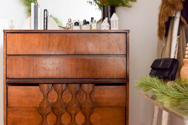 圆形镜子与附加的花环坐在梳妆台的顶部