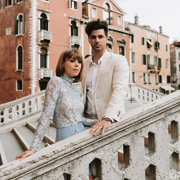 一对站在台阶上的夫妇