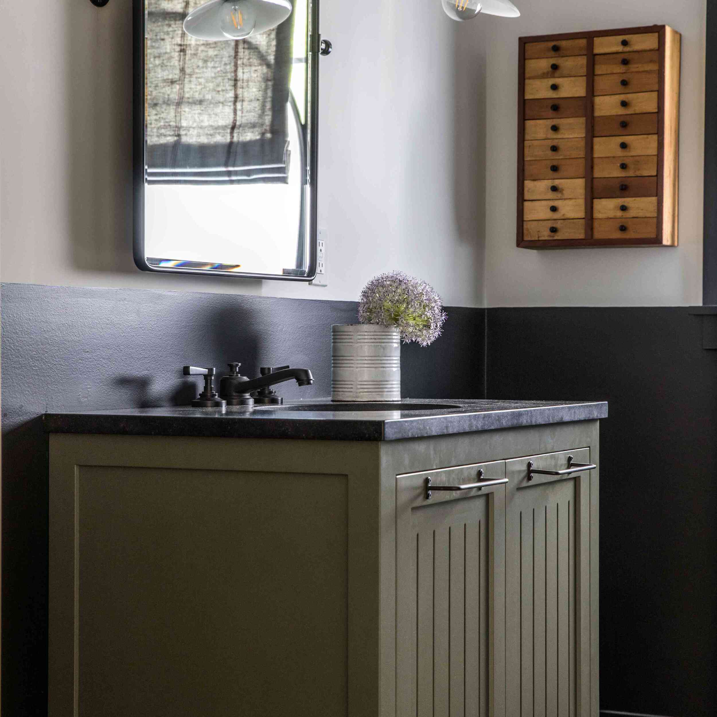 浴室与深绿色梳妆台