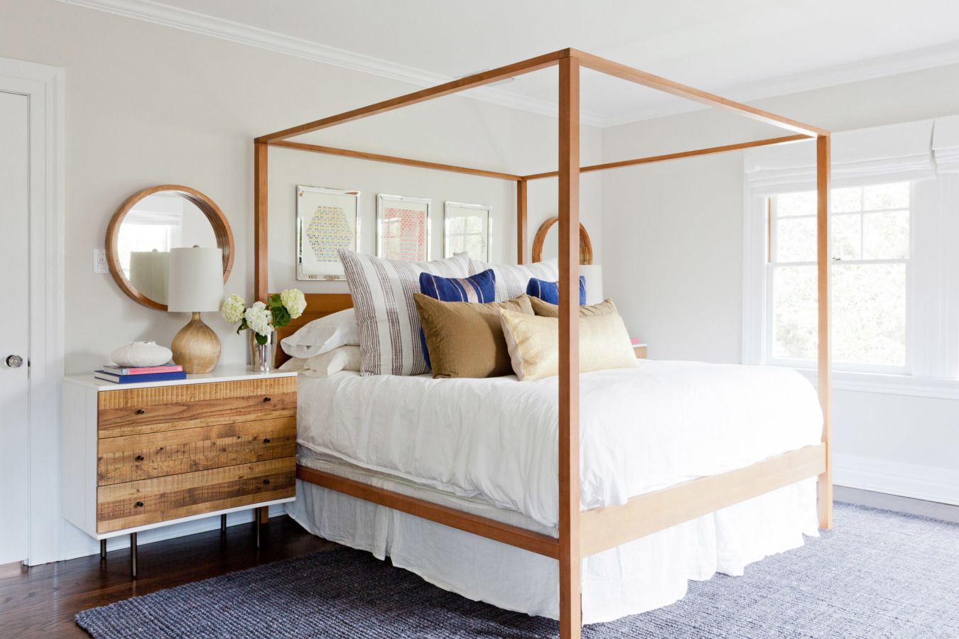 一间带有浅棕色顶篷床的海滩卧室