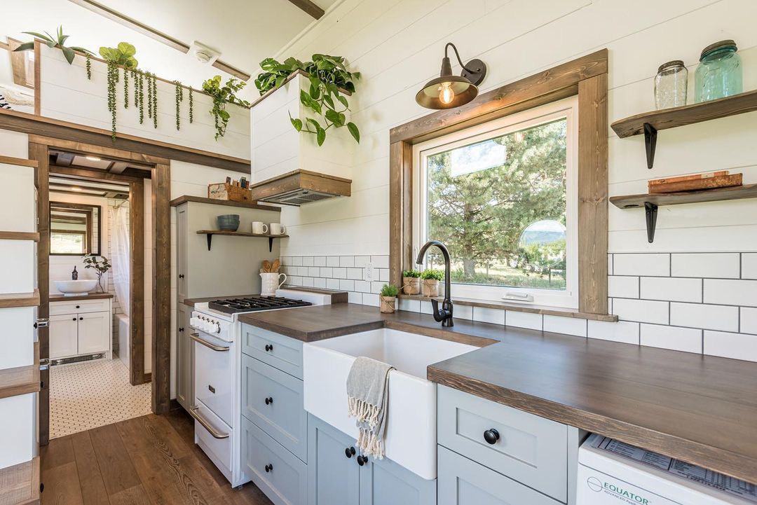 小房子里的复古厨房。