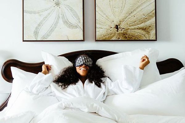 睡在床上的女人