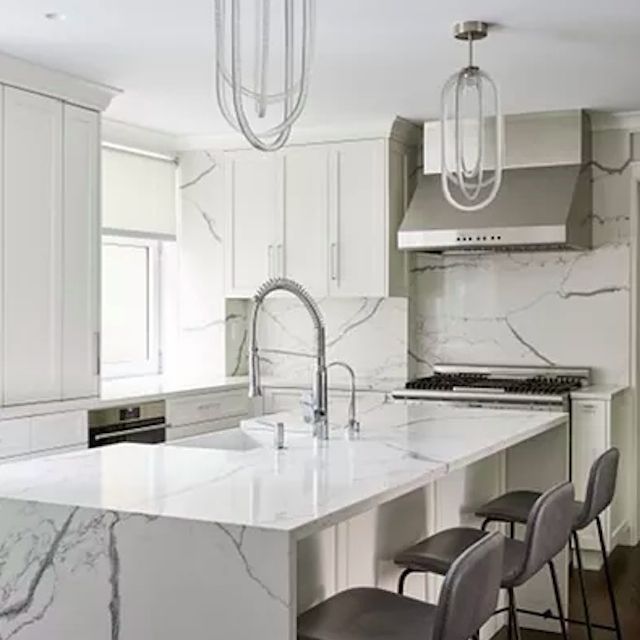 灰色和白色厨房