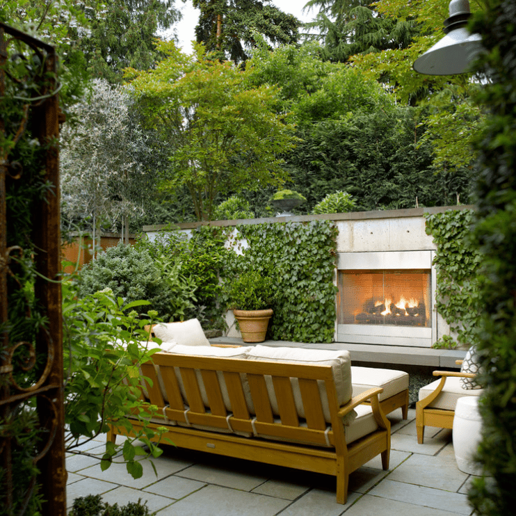 长满茂盛藤蔓的户外壁炉