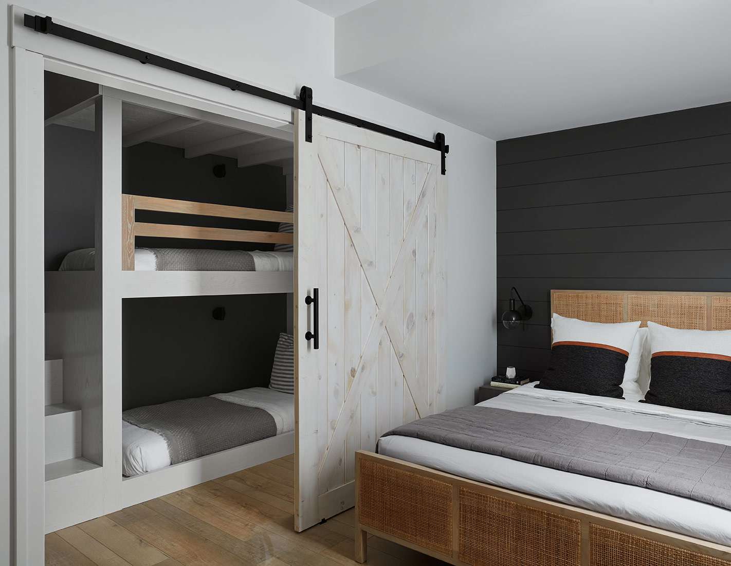 房间里有灰色和白色的双层床