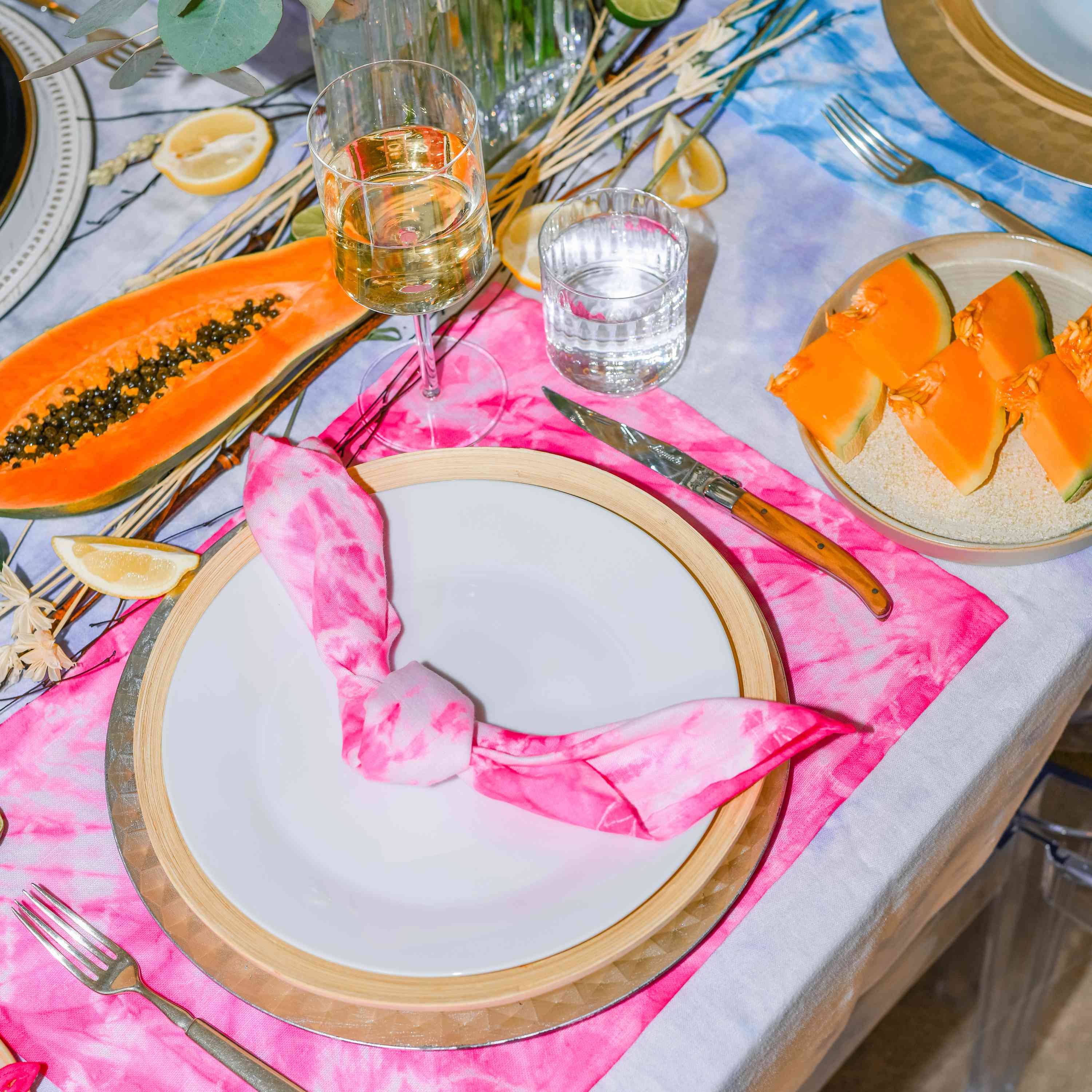 Tablescape与领带染料亚麻布。