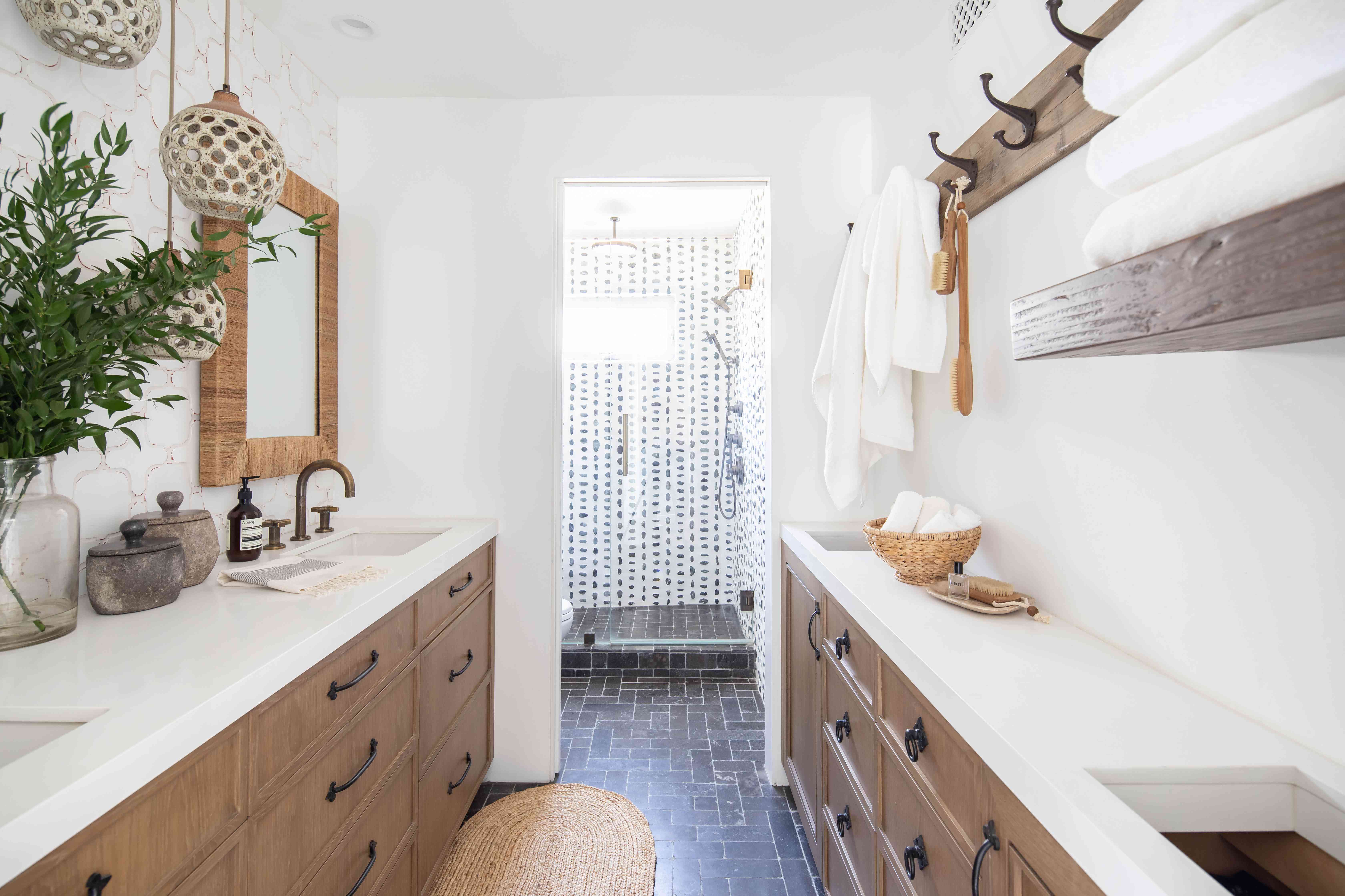 主浴室与摩洛哥风格淋浴。