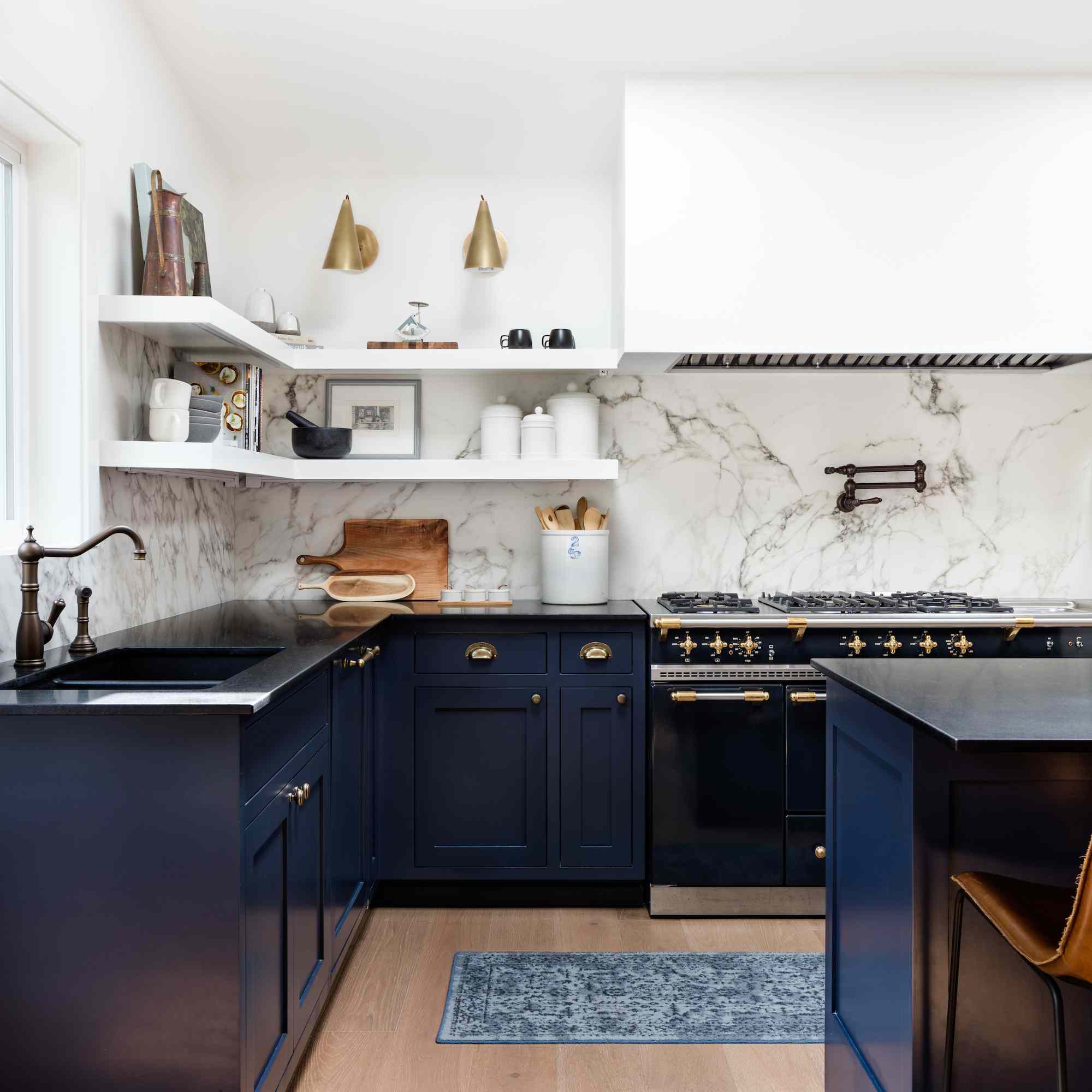 大理石背板和海军厨房节目。