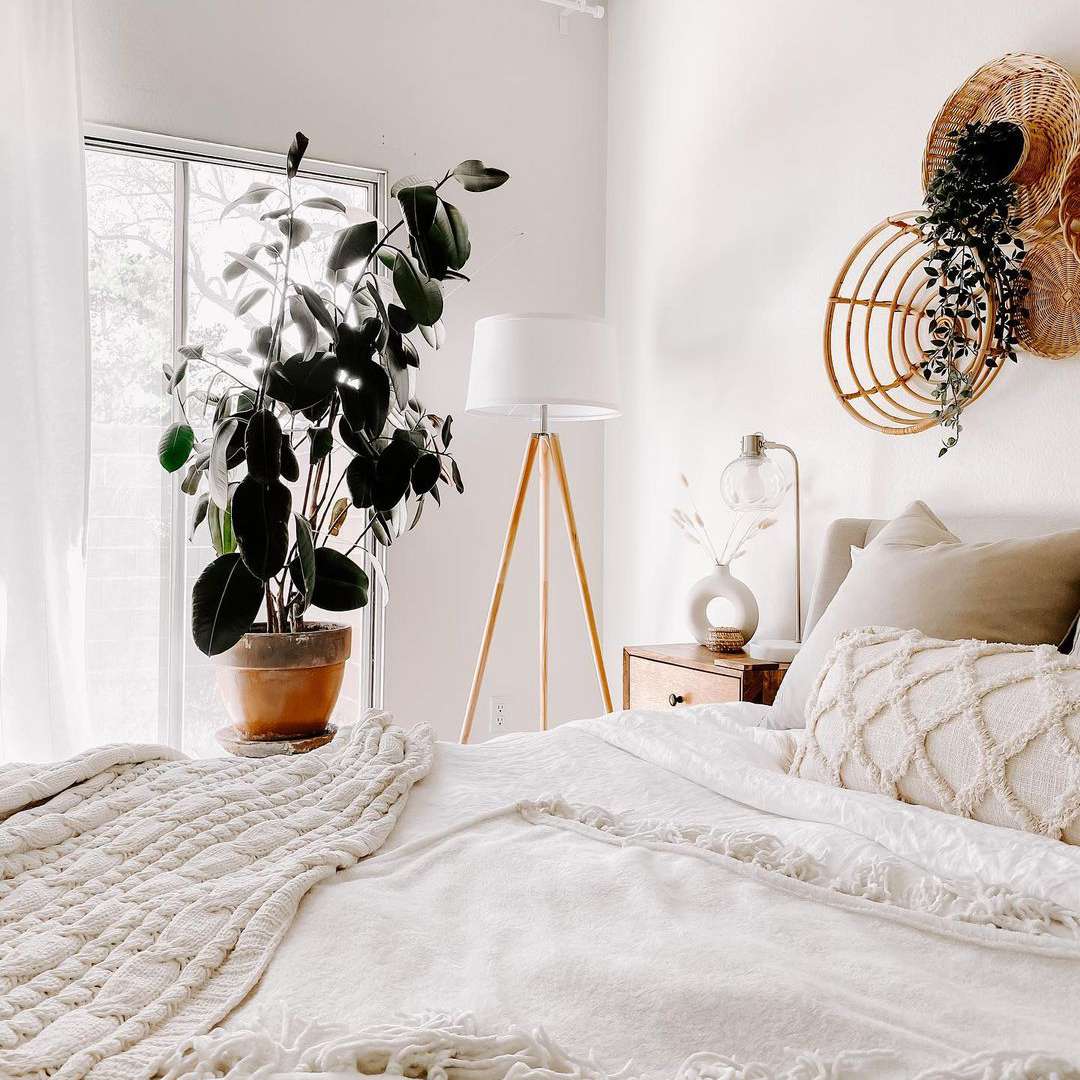 白色卧室有篮子后面的篮子