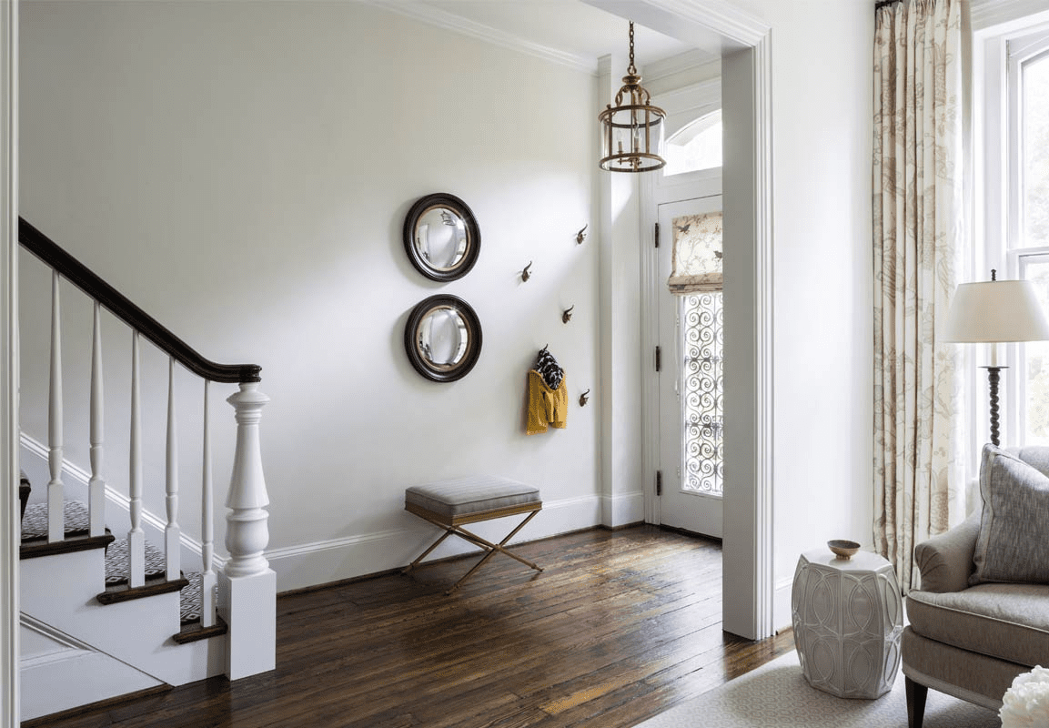 有两个镜子和小长凳的入口空间。