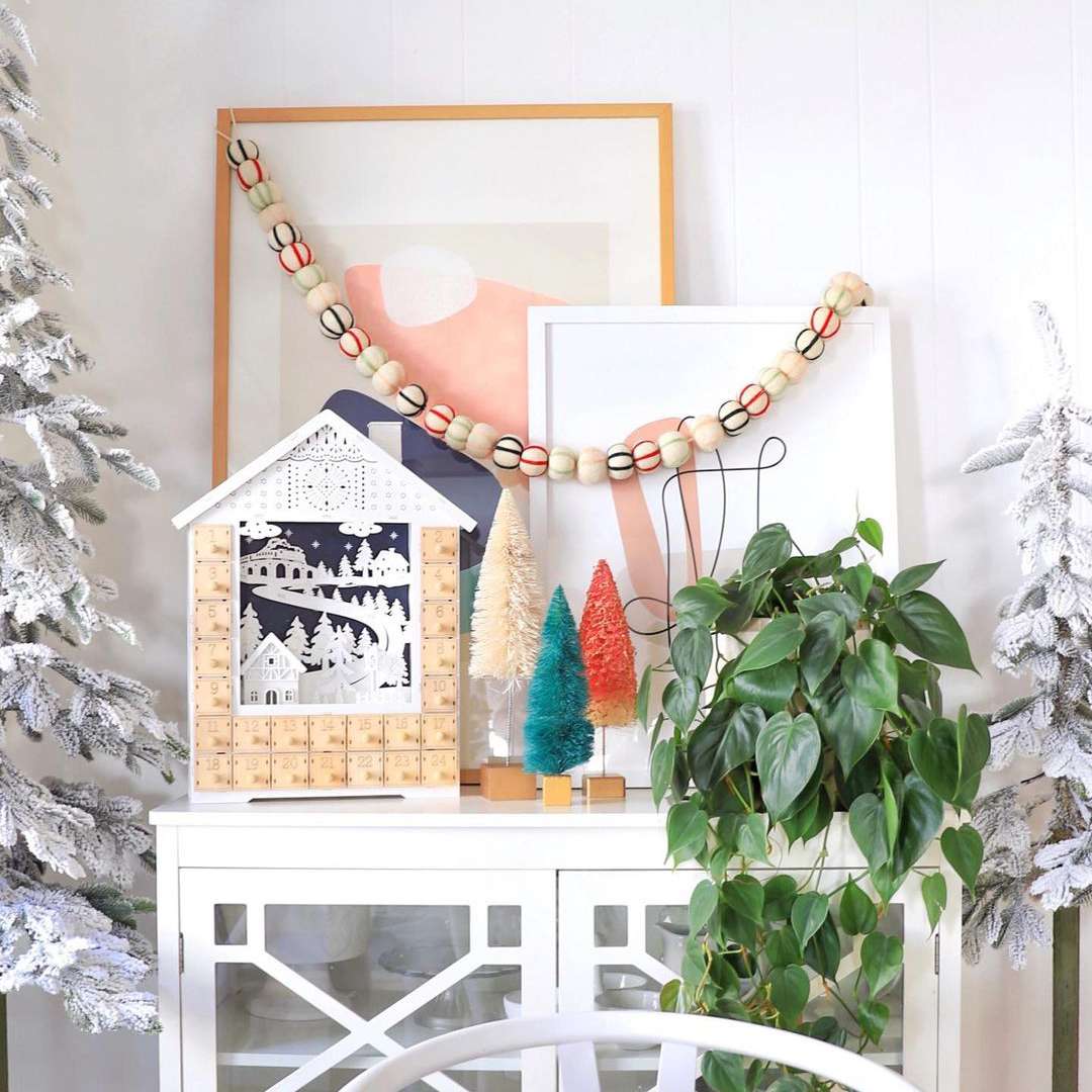 桃红色和白色圣诞节装饰。