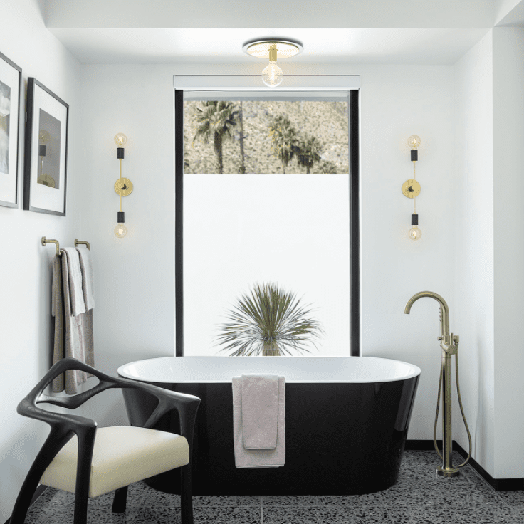 带黑色浴缸和木炭水磨石地板的浴室