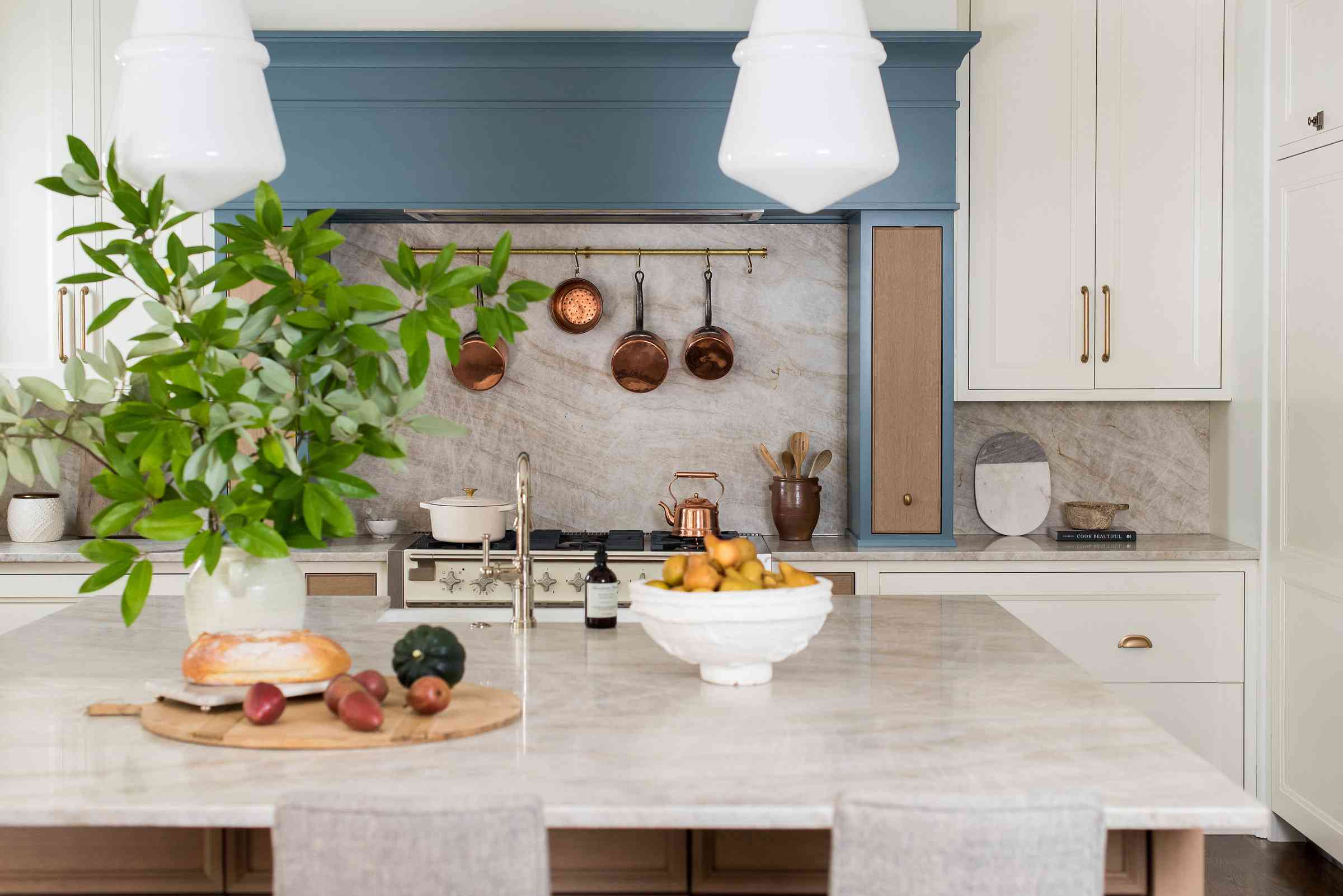 最好的厨房想法-蓝色和白色厨房与铜口音