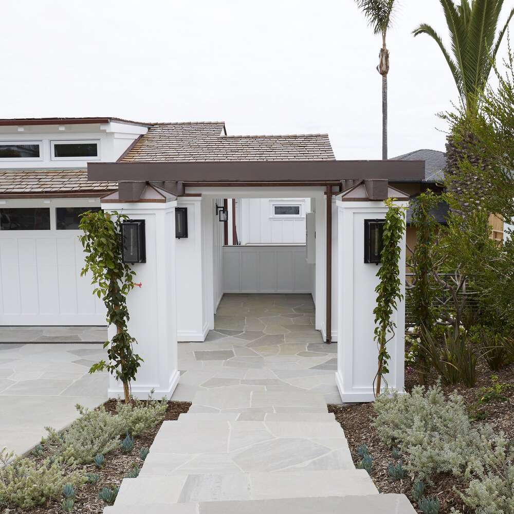 在外部的走道覆盖着覆盖的花床。