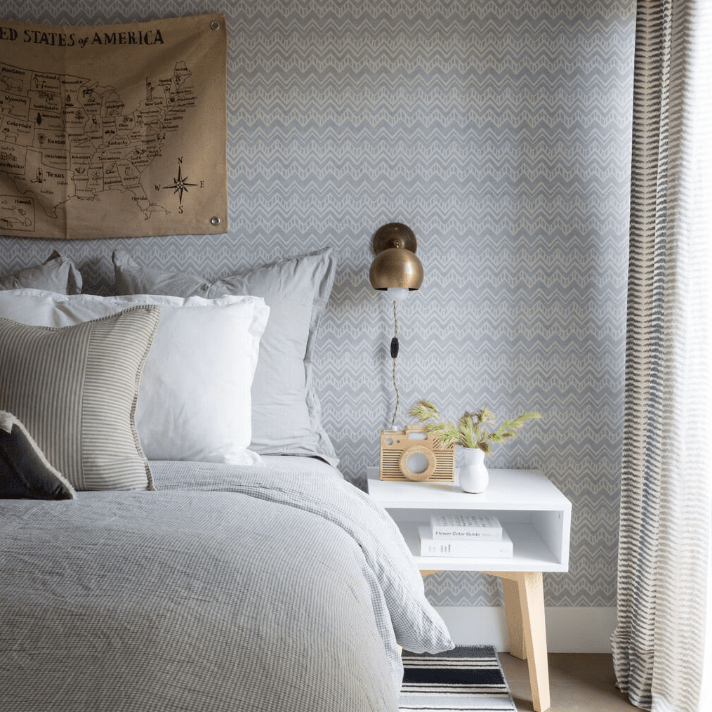 带印花壁纸和互补印花窗帘的卧室