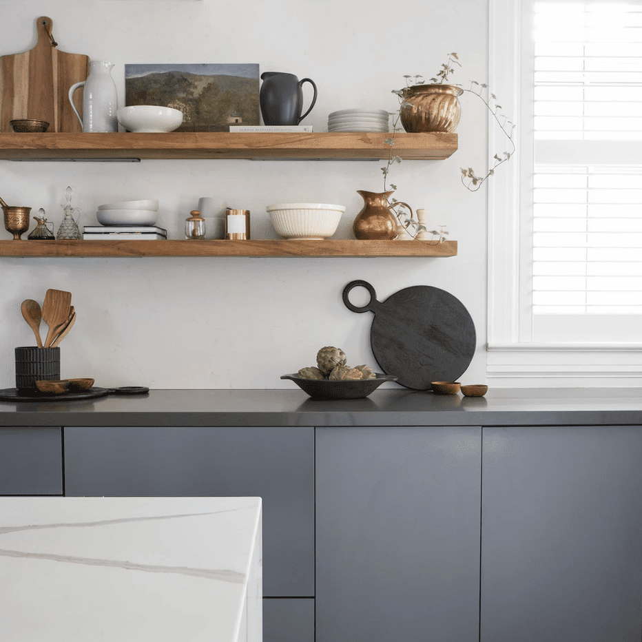 厨房里有灰色的板岩橱柜和裸露的木架子