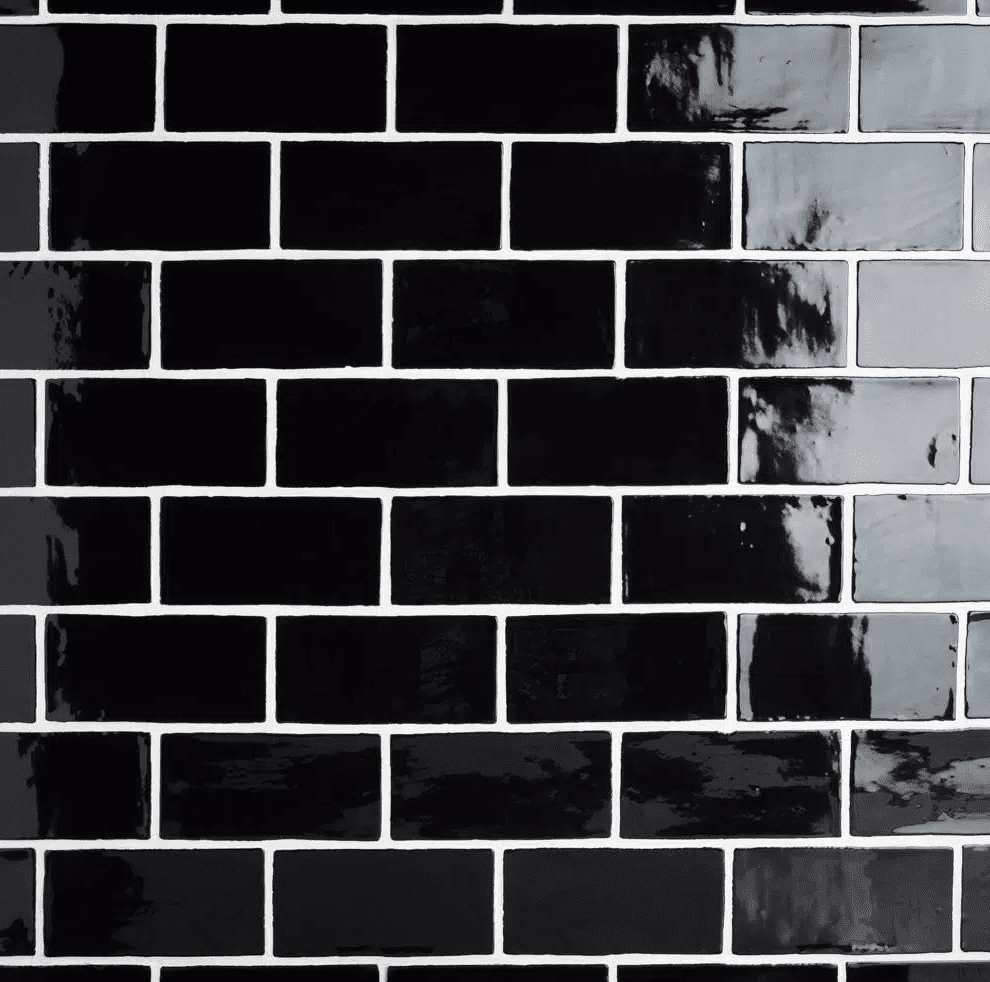 您可以在Home Depot购买的一系列黑色地铁瓷砖