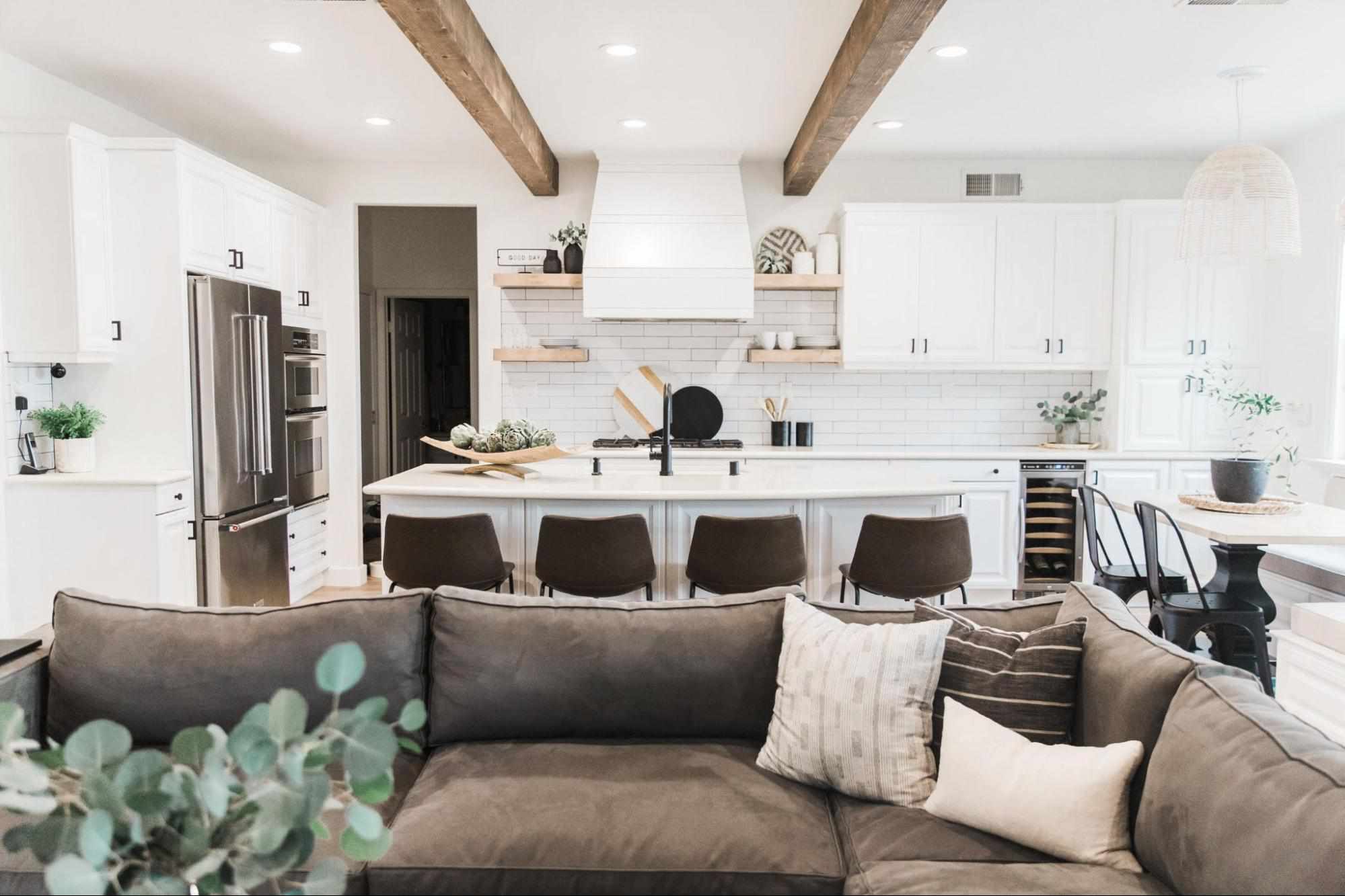 开放式平面厨房和客厅。