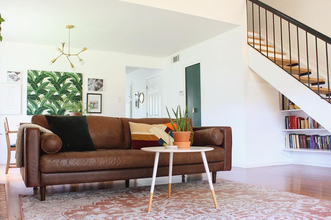 棕色皮革沙发在客厅。