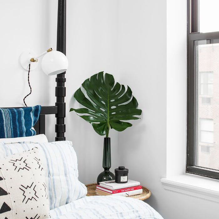 现代的床边的烛台