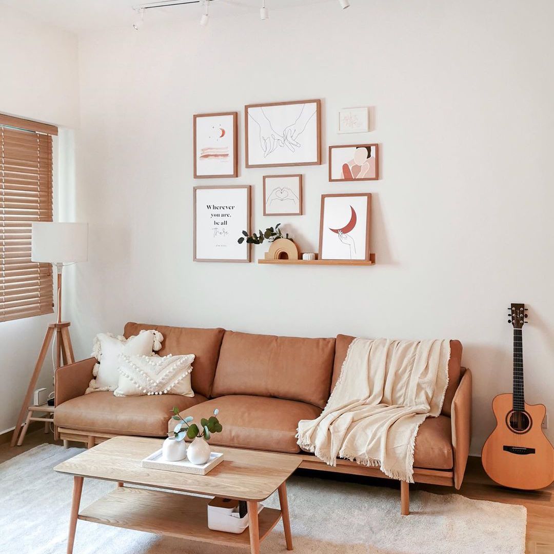 柔和的粉红色生活空间，顶部照明和角灯。