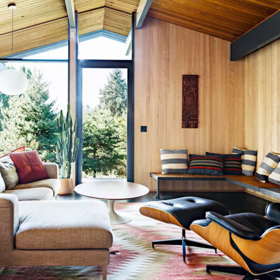 客厅设有木板墙和A-架棚