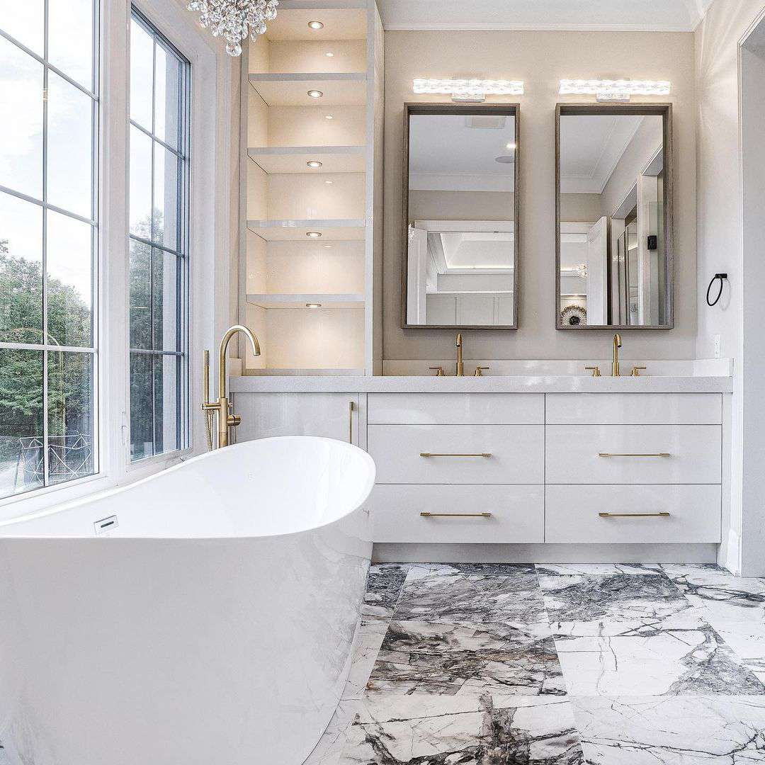 浴室配有大理石地板