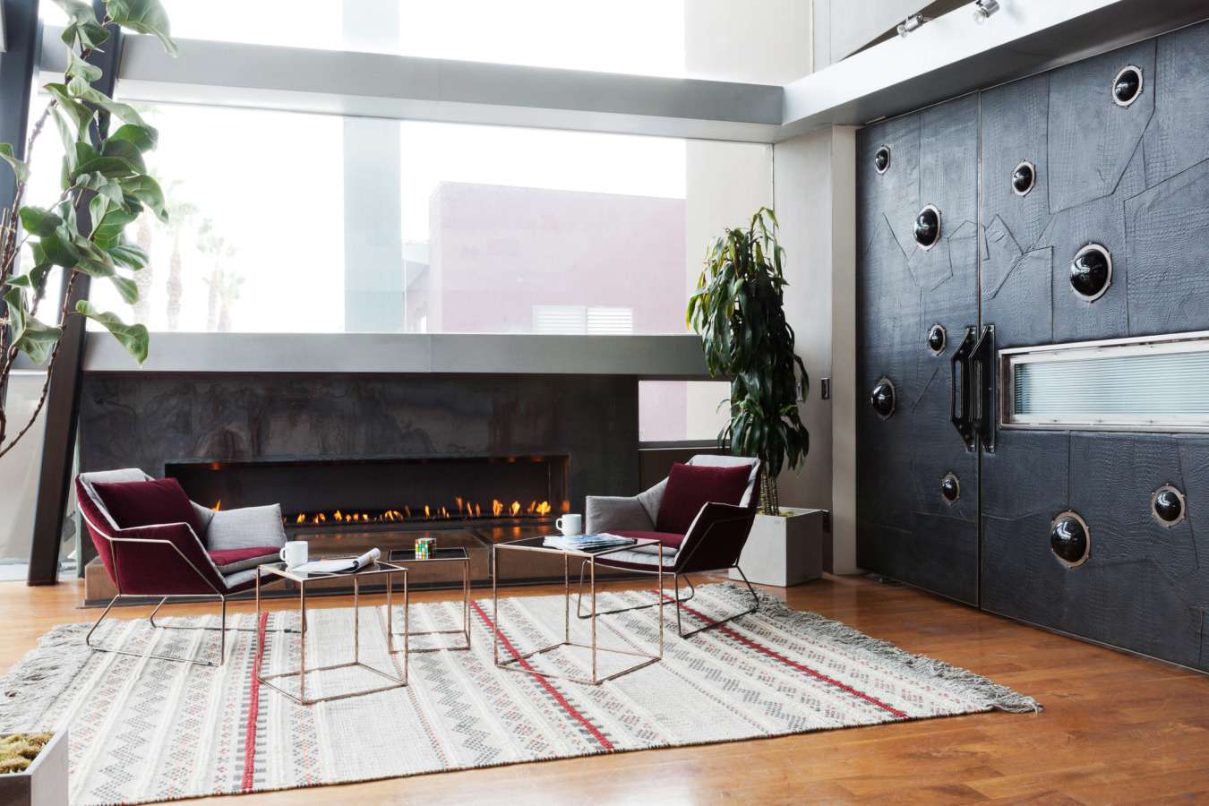 工业客厅与李子椅子。