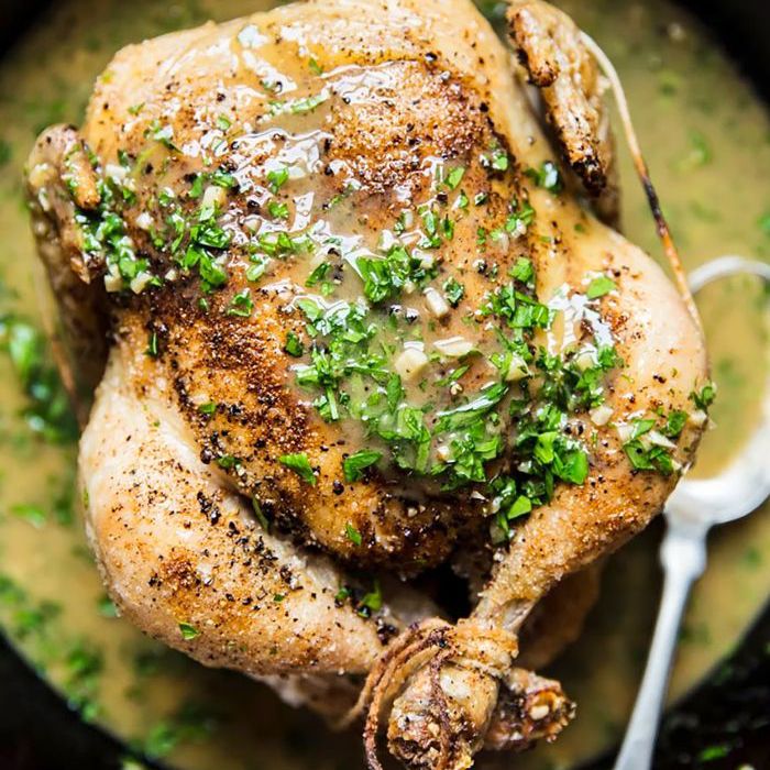 秋季晚餐的主意-完美的烤鸡配柠檬香草酱