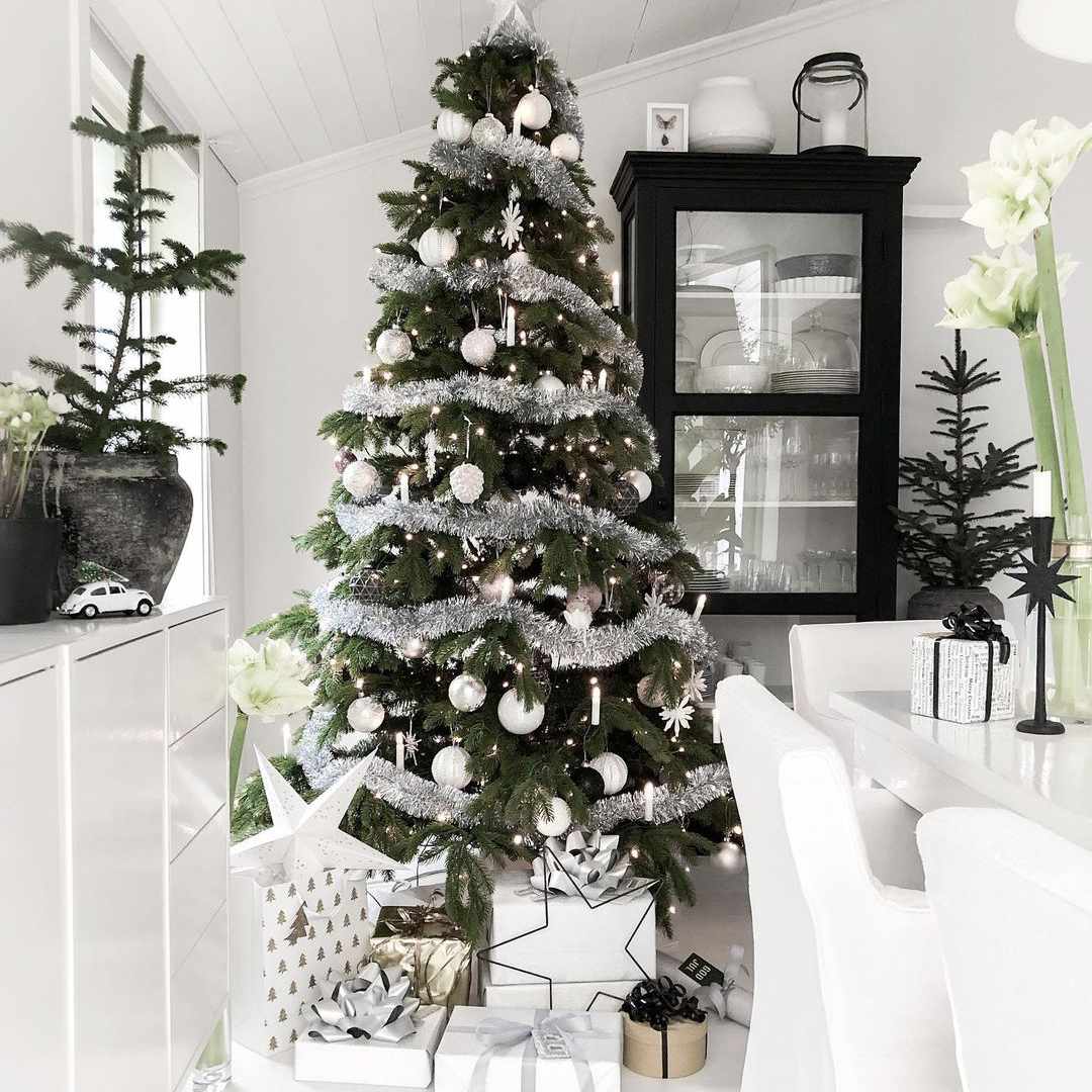 金属丝覆盖的圣诞树