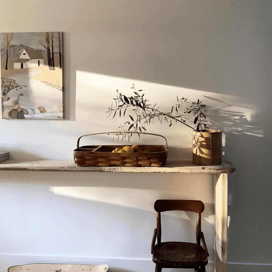 农舍的角落，装饰着一些日常用品(包括一篮水果、一把小木椅和一块滑板)