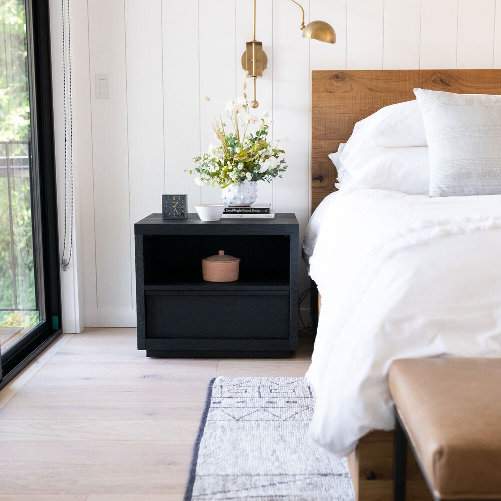 最好的卧室的想法 - 白色beadbord与质朴的木质床头板和床头柜