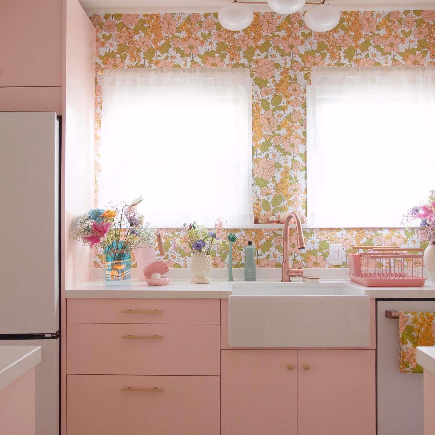 粉色厨房，复古墙纸