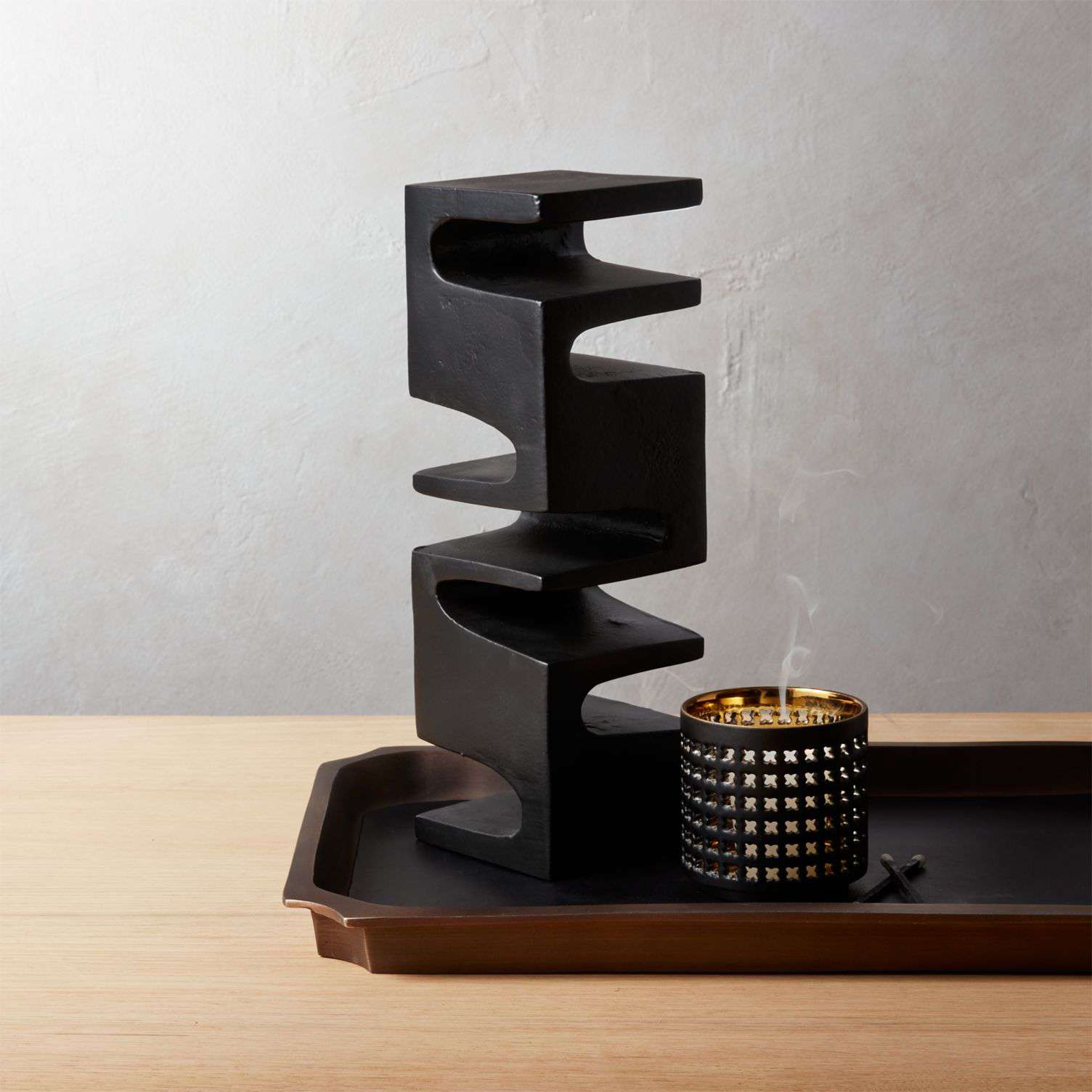 通过CB2一个高大的黑色抽象雕塑。