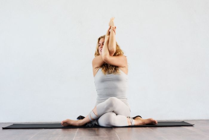 放松瑜伽——膝盖叠成牛脸姿势，双臂环绕