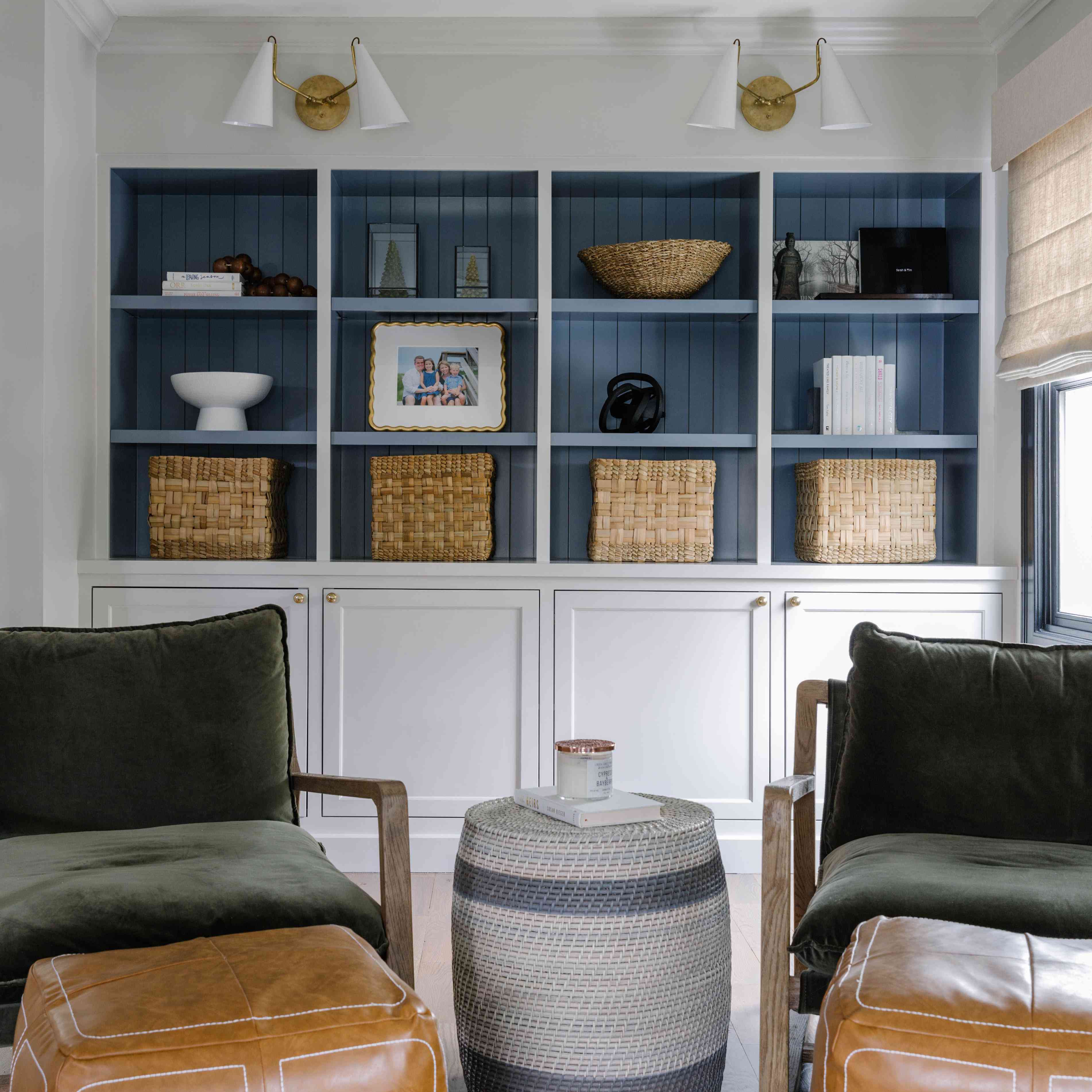 客厅里有绿色的椅子和内置的。