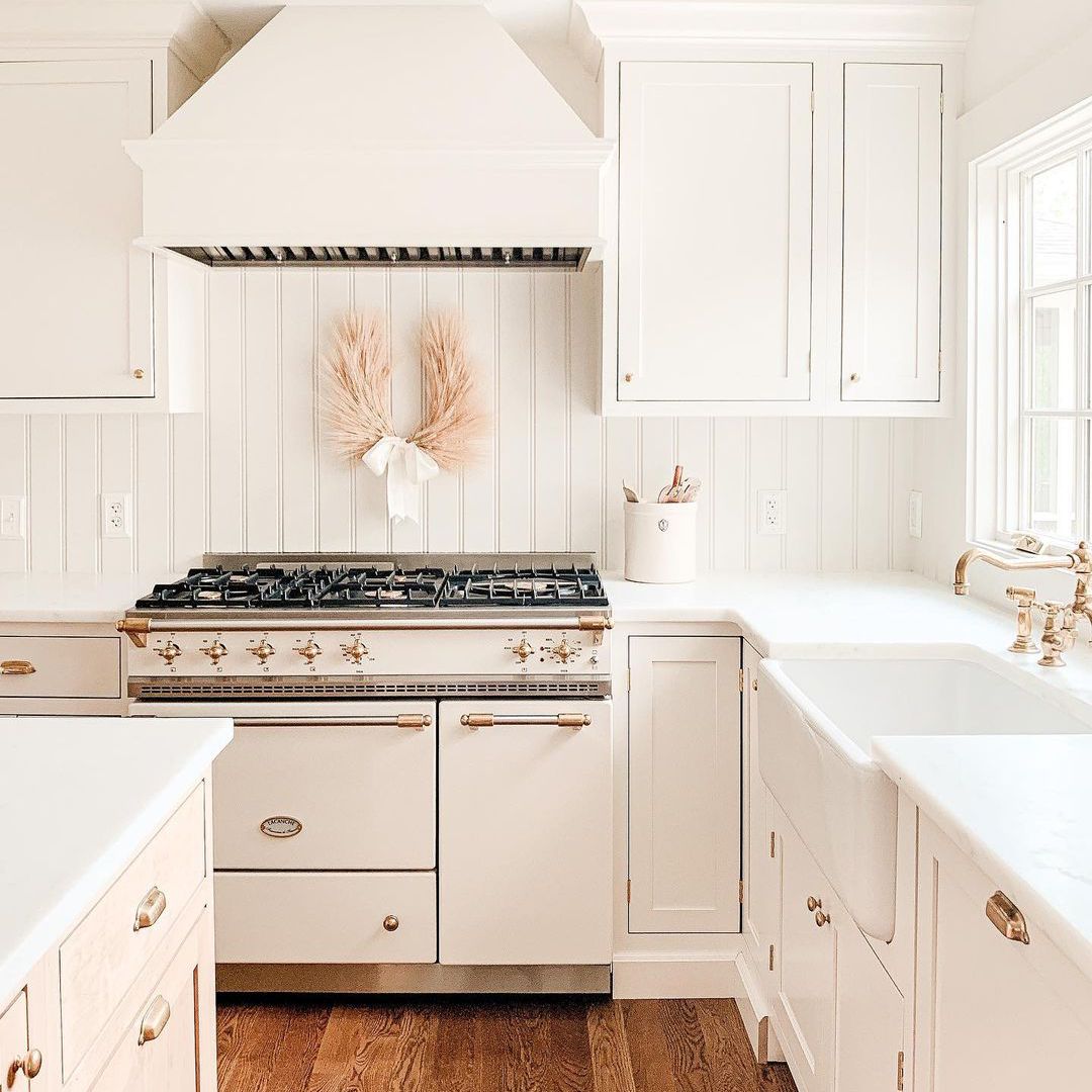 白色厨房配白色烤炉