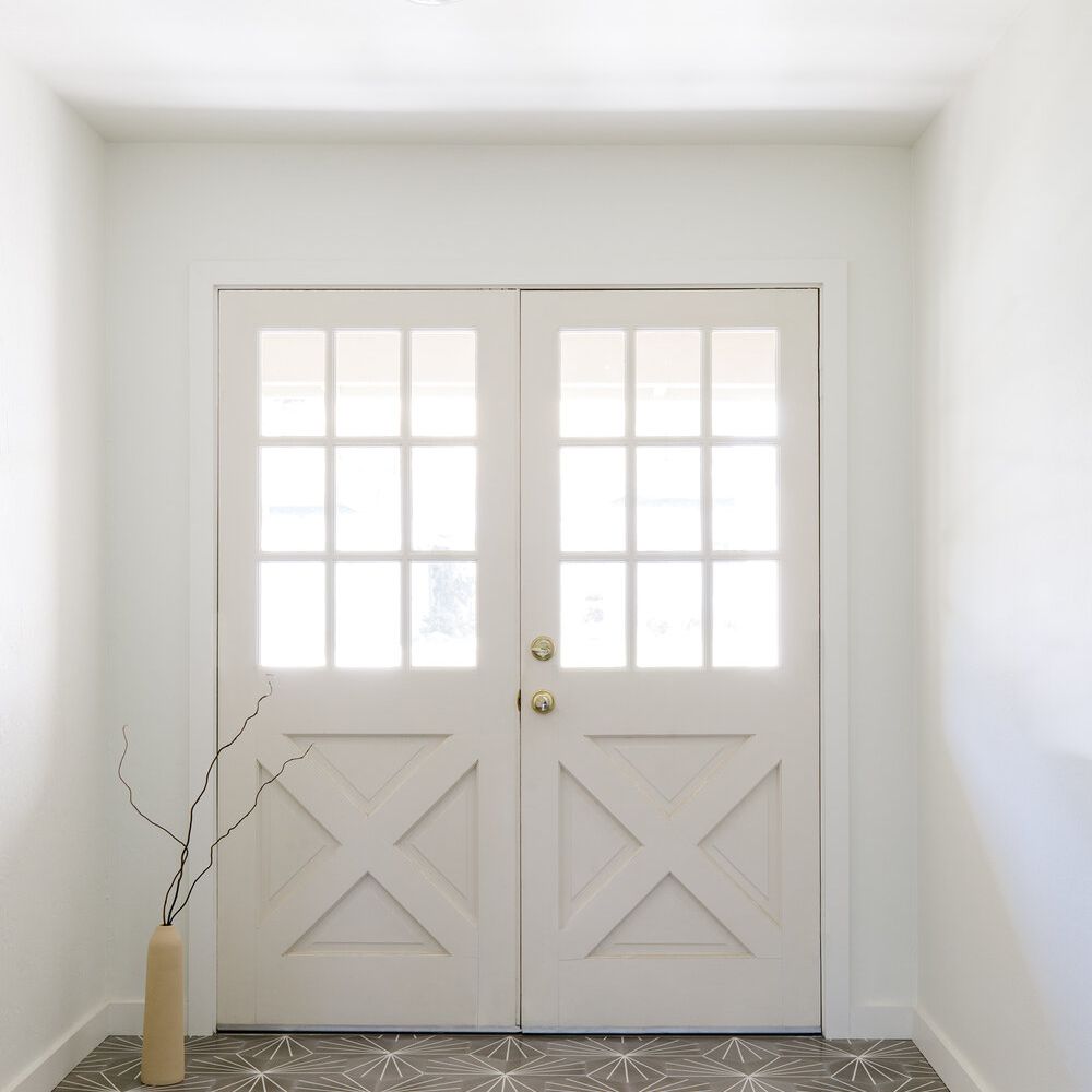 一个有白色墙壁和象牙门的门厅