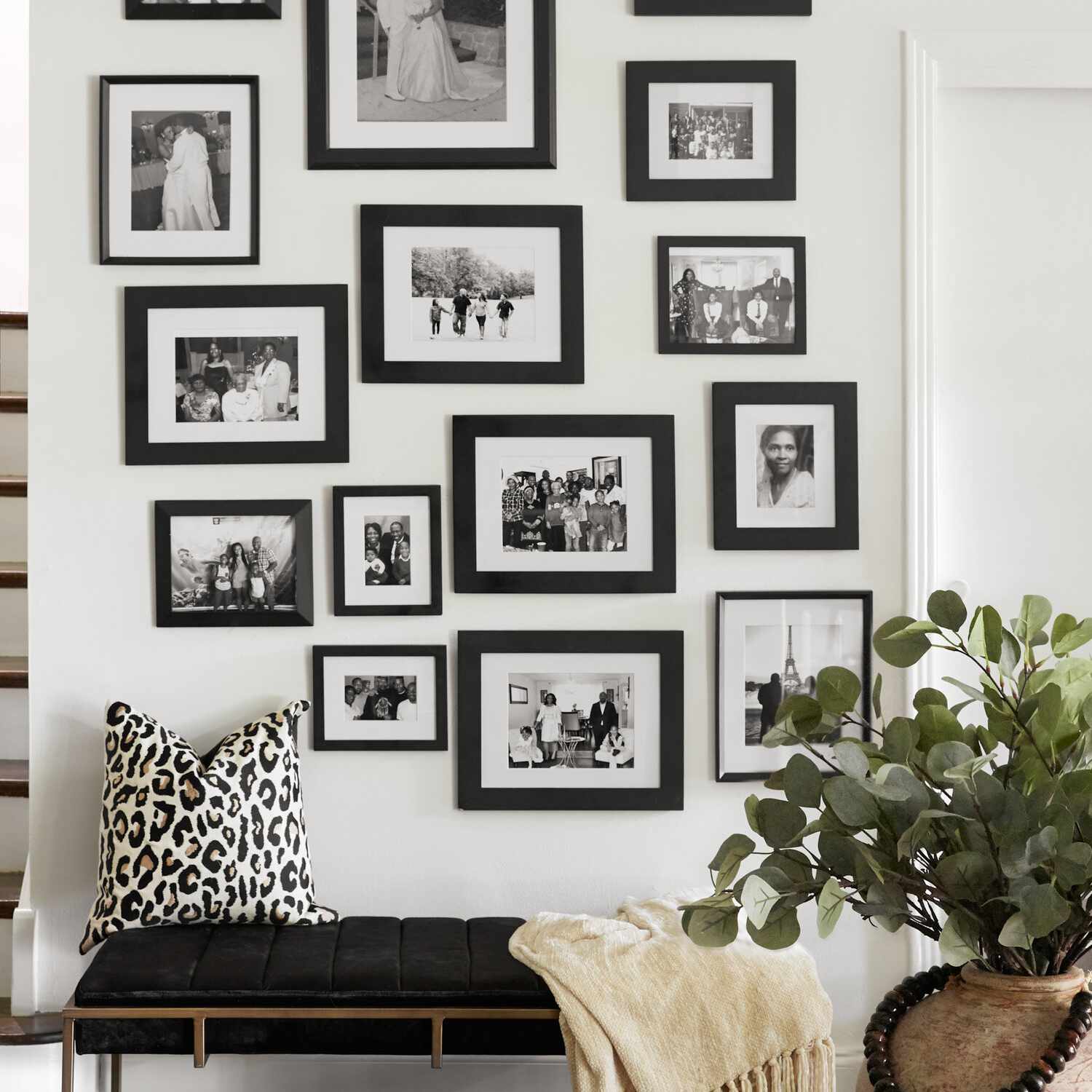 垂直在墙上垂直运行的画廊墙