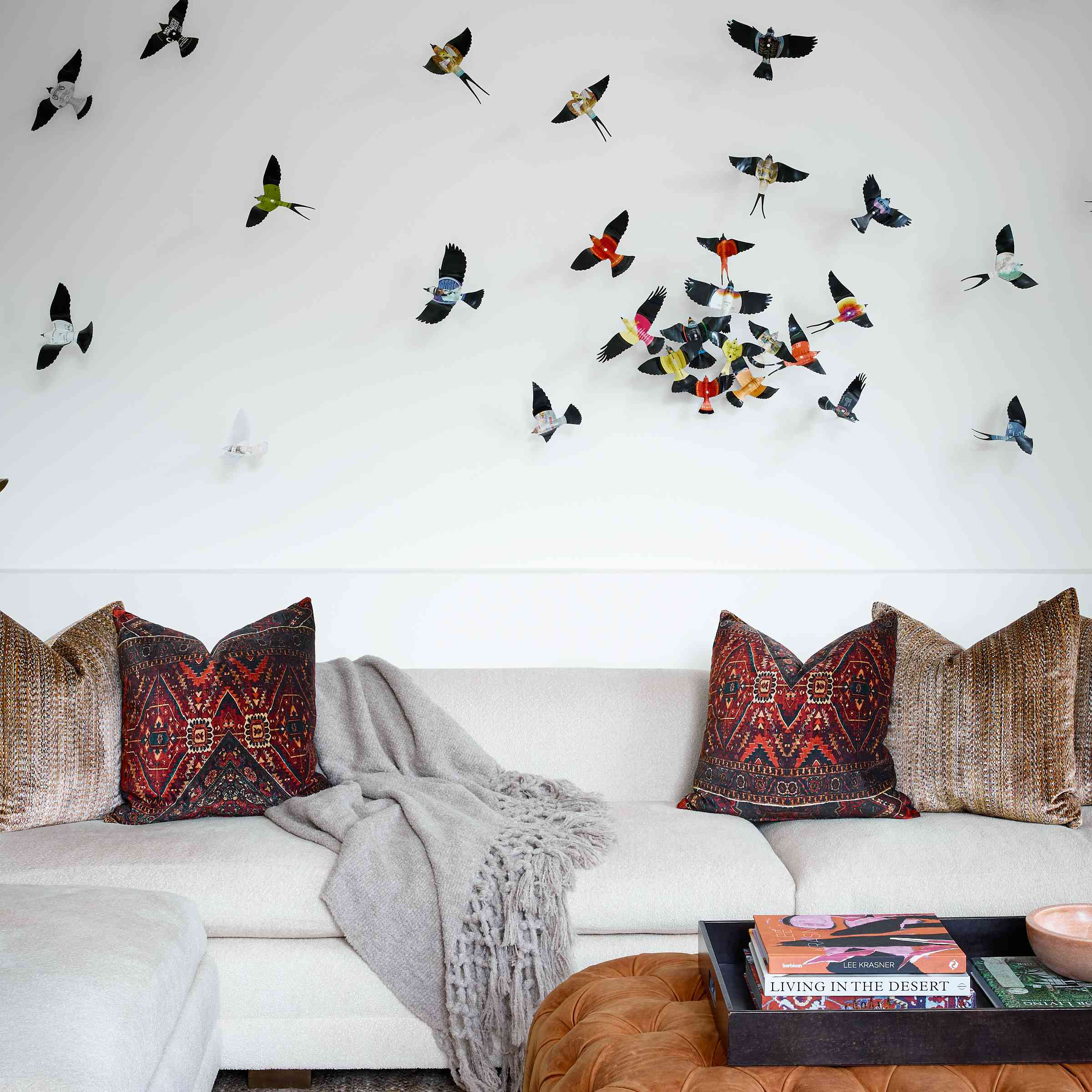 有3d鸟艺术的客厅。