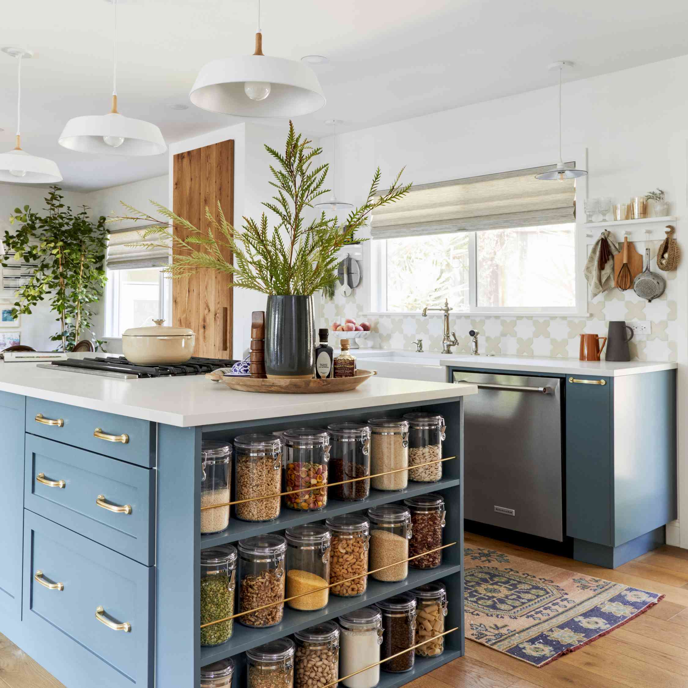 有储物架的厨房岛为香料罐。