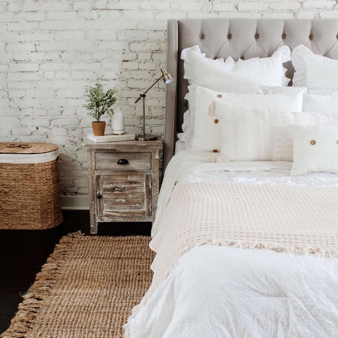 卧室有暴露的白色砖