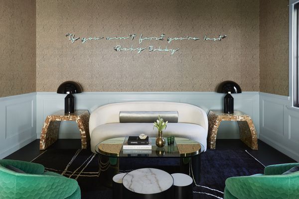 豪华客厅，上面有霓虹灯瑞奇·鲍比的报价。