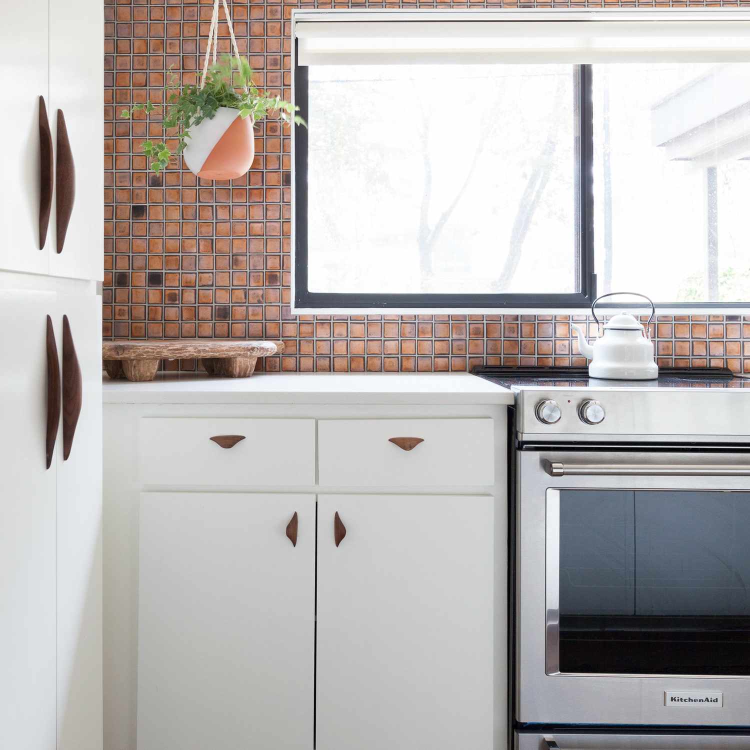 厨房配有充满活力的后挡板和印花地毯