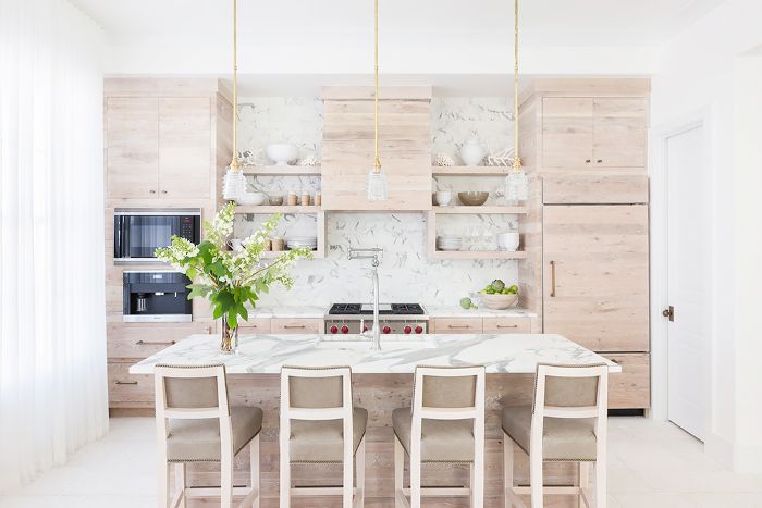 在改造过的Alys海滩之家的厨房里吃东西