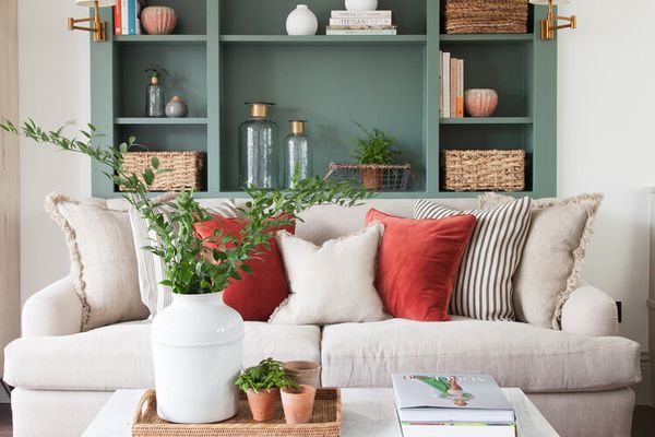 绿色内置书架后面的沙发。