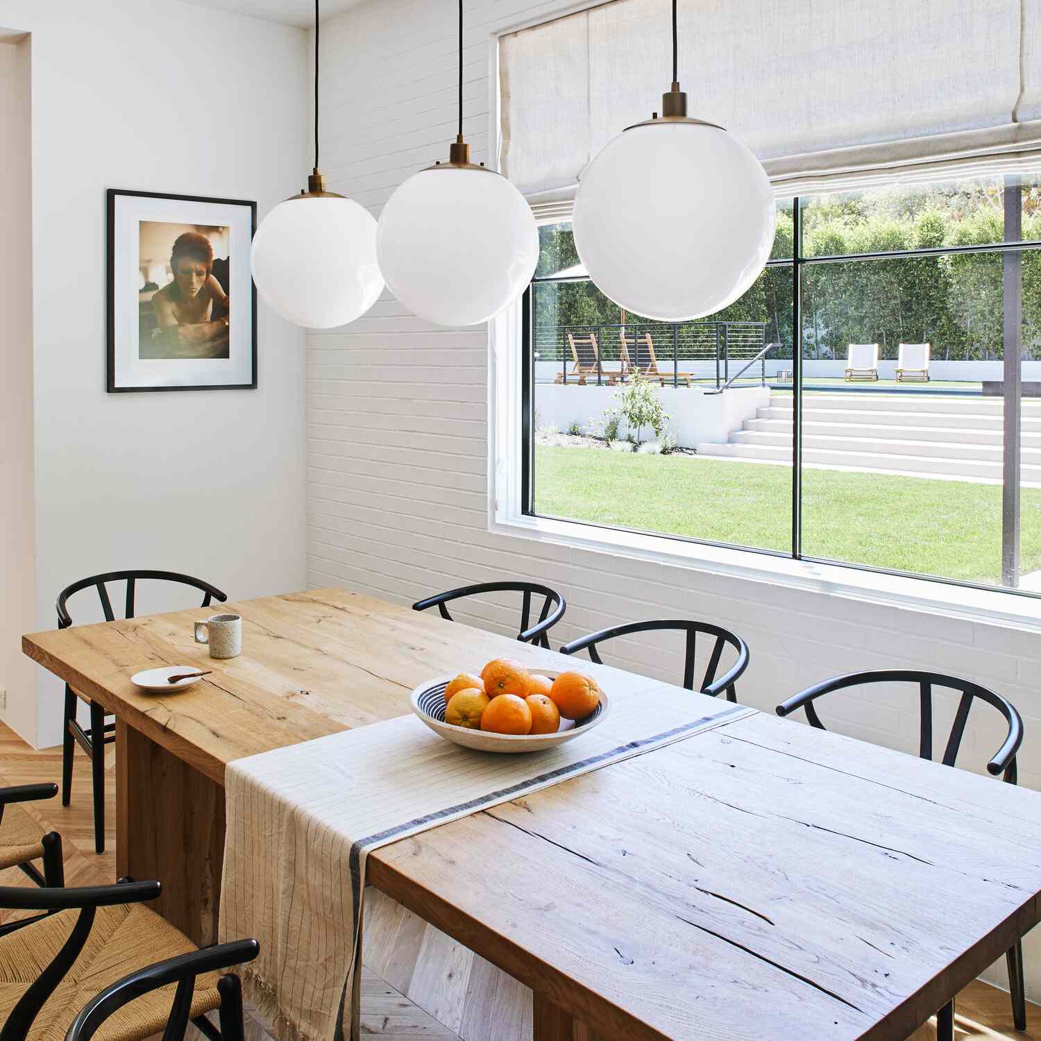 一张木桌，上面的亚麻桌布被弄歪了