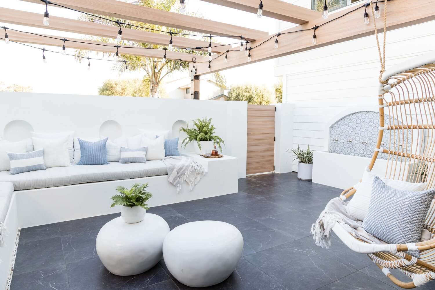 户外露台与时尚挂椅。