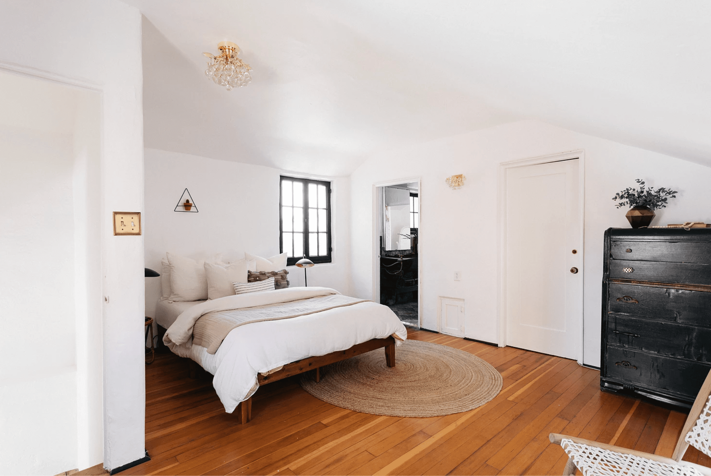 卧室配有古董家具