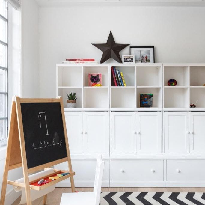 带格子天花板的游戏室